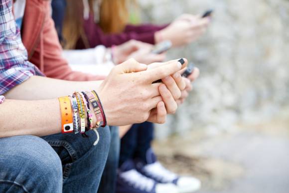 Jugendliche beim Schreiben von SMS 