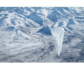 Google Ballon aus dem Projekt Loon fliegt über Schneelandschaft