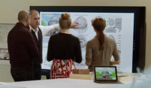 Meeting vor dem Surface Hub