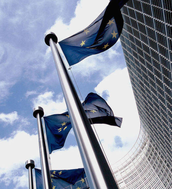 Laut EU-Kommisar Oettinger sollen die Roaming-Aufschläge schon 2017 fallen. Europa-Flagge vor EU-Parlament