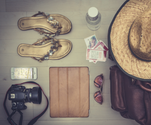 Flipflops, Strohhut, Tablet
