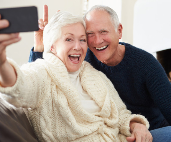 Älteres Ehepaar macht Selfie mit Smartphone