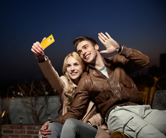Pärchen macht ein Selfie Pärchen macht ein Selfie