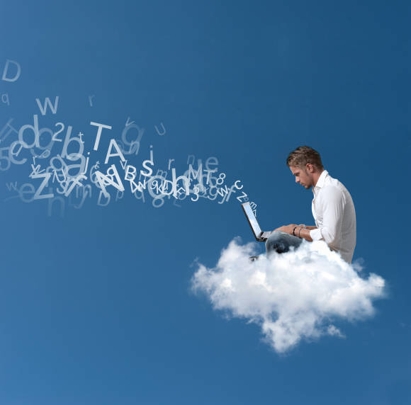 Mann sitzt mit Notebook auf Wolke 