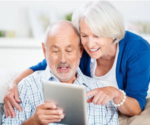 Senioren mit einem Tablet 