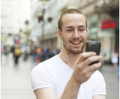 Mann mit seinem Smartphone in der Hand