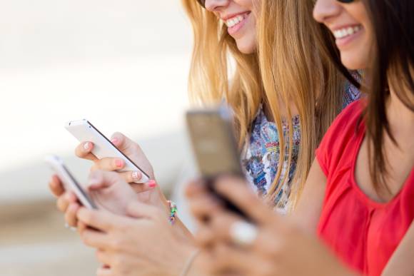 Frauen mit Smartphones  