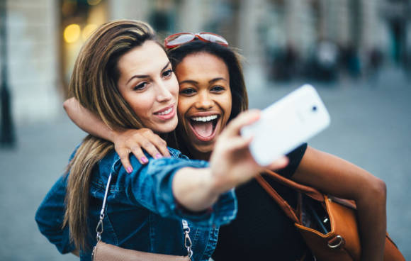 Frauen machen Selfie 