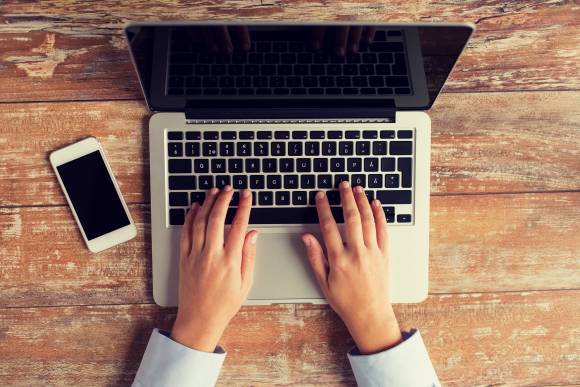 Smartphone und Laptop auf einem Tisch 