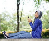 Muslima mit Smartphone