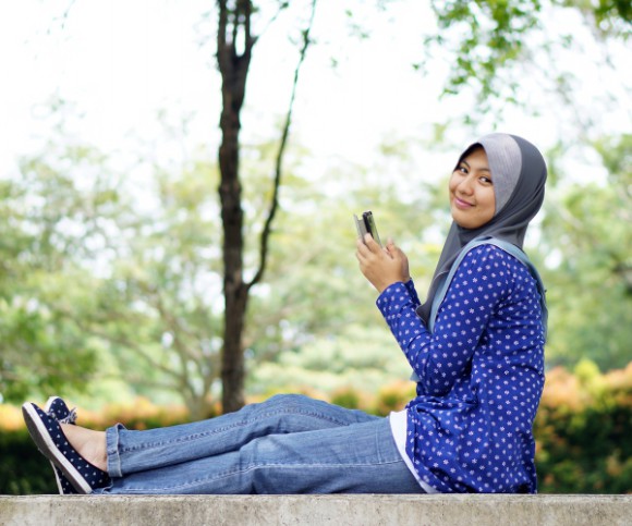 Muslima mit Smartphone Muslima mit Smartphone