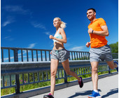 Jogger laufen auf einer Brücke