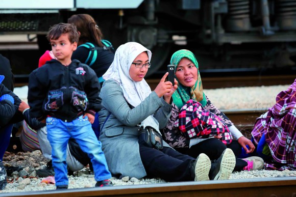 Flüchtlinge beim Telefonieren 