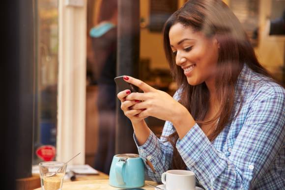 Frau surft mit dem Smartphone 