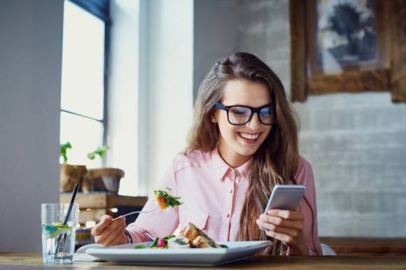 Frau mit Smartphone 