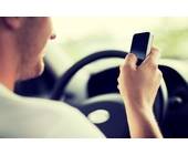 Autofahrer mit Smartphone