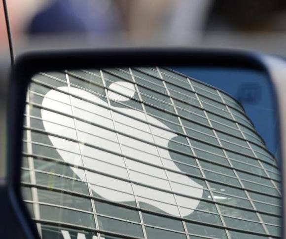 Apple Logo im Rückspiegel 