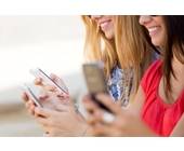 Frauen surfen mit Smartphones im Internet