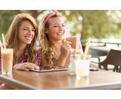 Frauen im Cafe surfen mit dem Tablet