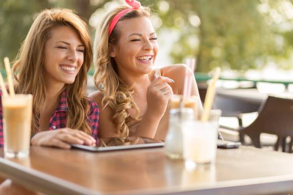 Frauen im Cafe surfen mit dem Tablet 