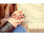 Teens mit Smartphone