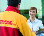 DHL-Bote übergibt Fau Paket an der Haustür