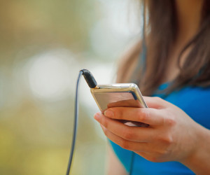 Frau hört Musik mit iPod