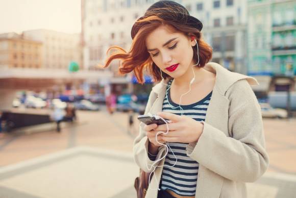 Frau mit Smartphone 