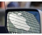 Apple-Logo im Rückspiegel
