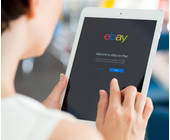 Frau mit Tablet und eBay-App