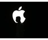 Apple Logo mit Mann im Vordergrund