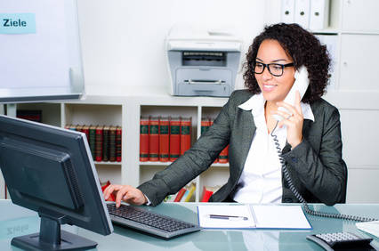 Frau mit Telefon im Büro Frau mit Telefon im Büro