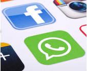 Facebook und WhatsApp auf Smartphone-Screen