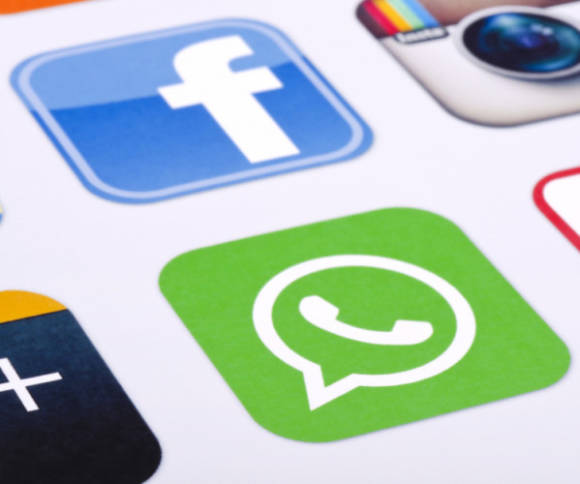 Facebook und WhatsApp auf Smartphone-Screen 