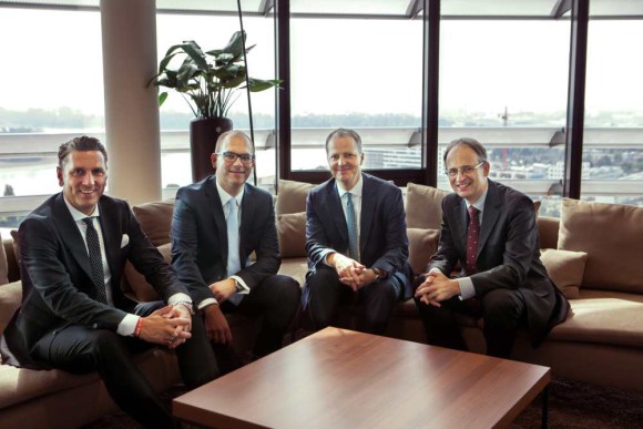 Das Vertriebs-Trio für den Partnerkanal: Thomas Schönhoff, Vertriebsleiter Partneragenturen, Dirk Kossey, Bereichsleiter Direct Sales, und Peter Walz, Geschäftsführer Vertrieb, mit Telecom-Handel-Chefredakteur Roland Bernhard (v.l.n.r.)