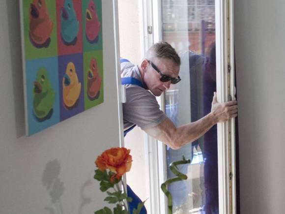 Einbrecher steigt in Haus ein 