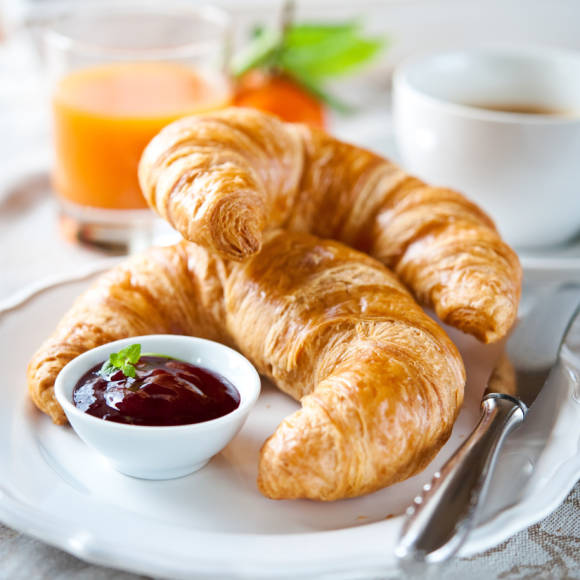 Croissant mit Marmelade 