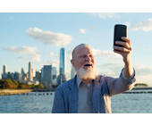 Senior mit Smartphone