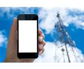 Smartphone mit Antennenmast im Hintergrund