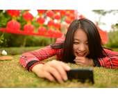 Chinesin mit Smartphone