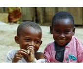 Kinder aus Afrika beim Spielen