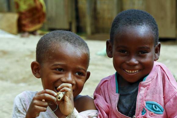 Kinder aus Afrika beim Spielen 