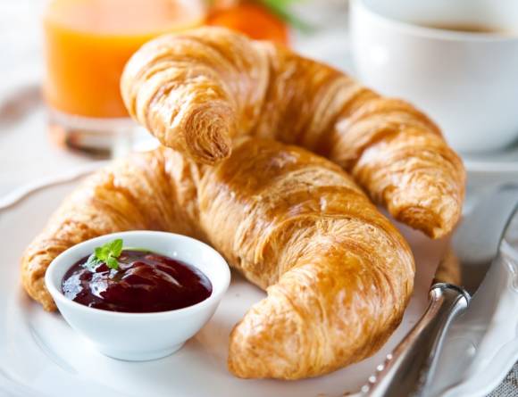 Croissant mit Marmelade 