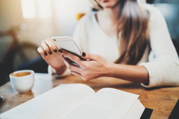 Frau mit Smartphone 