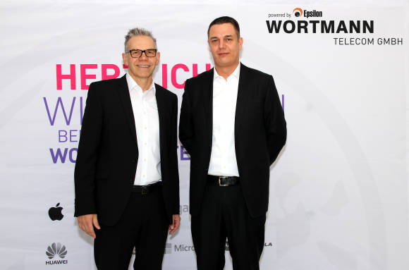 Dirk Wölk (Mitglied der Geschäftsleitung Epsilon Telecom, li.) und Stefan Bollmann, Geschäftsführer Wortmann Telecom 
