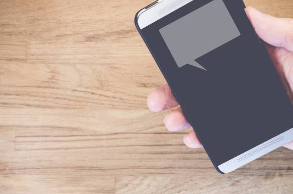 Smartphone mit Sprechblase 