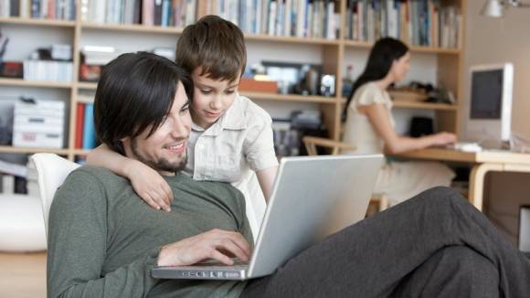 Familie mit Laptop 