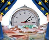 Bühne mit Geld und Stoppuhr vor EU-Vorhang
