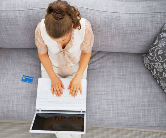 Frau sitzt am laptop 