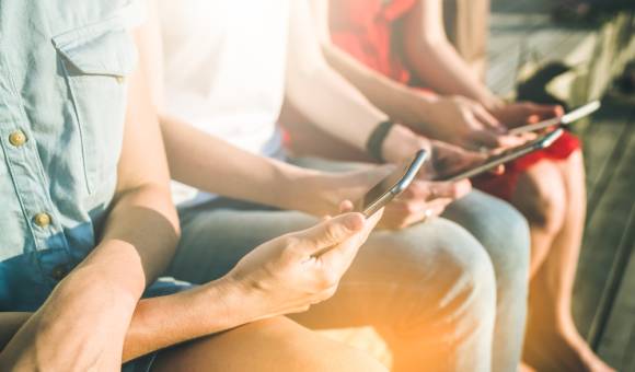 Frauen mit Smartphones 